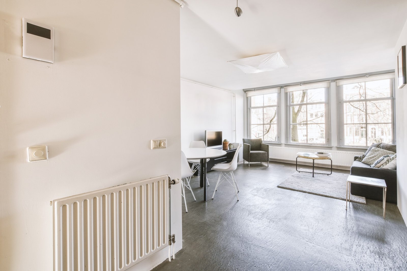 Einzelner Heizkörper im Wohnzimmer