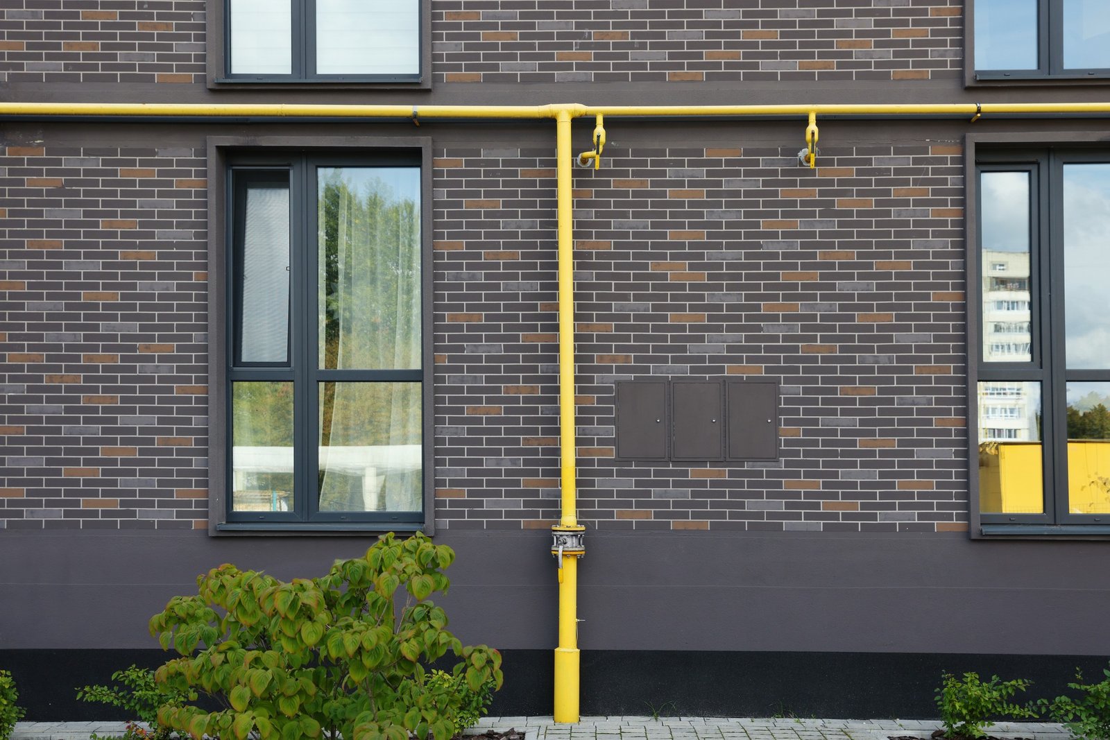Heizungsrohre in einem Mehrfamilienhaus