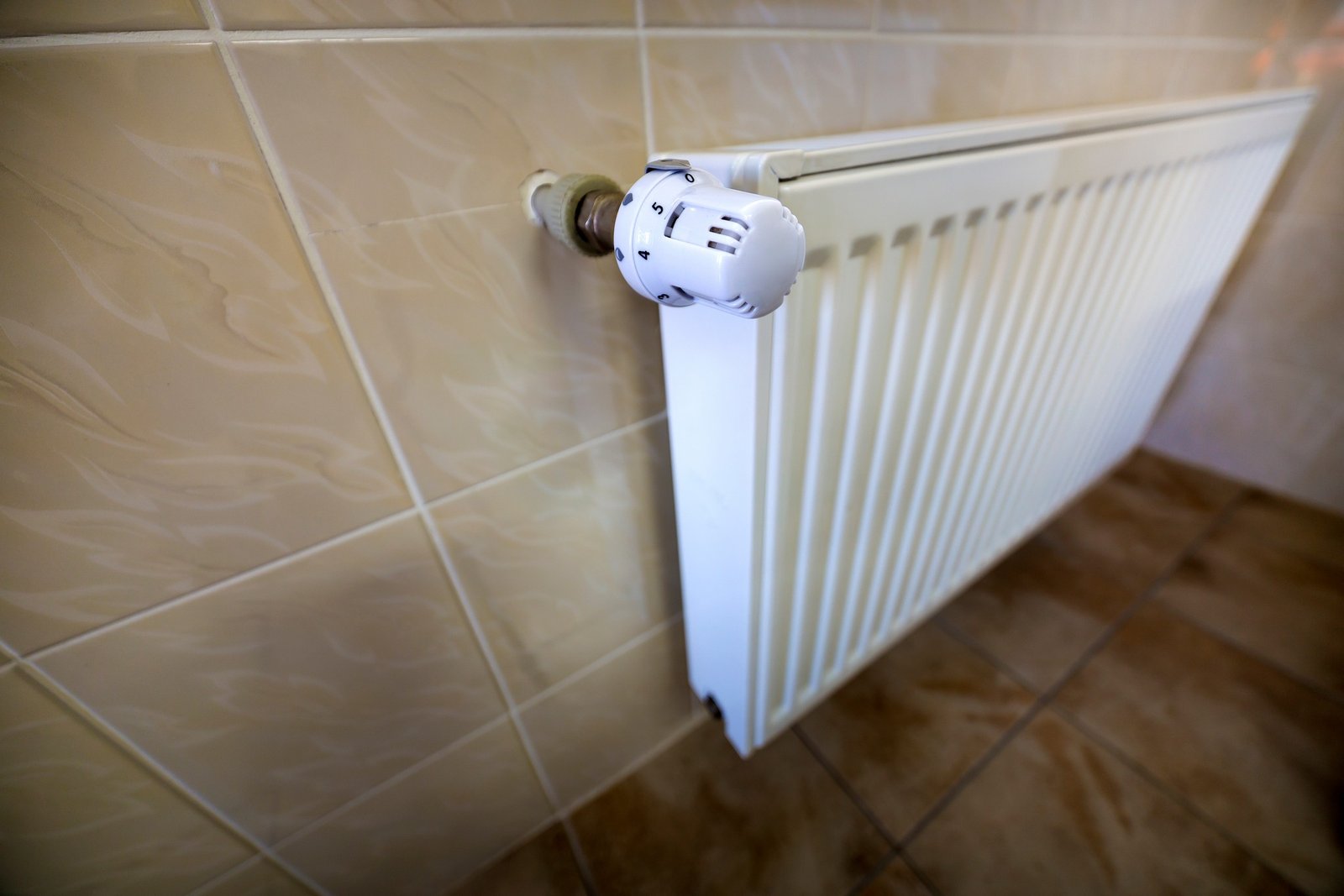 Heizkörper an der Wand einer Wohnung
